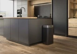 Stangvollby Gimo Sensor Prullenbak - 45 Liter - RVS - Zwart - Automatische Soft Close Deksel - Zwarte Keuken Afvalemmer - Kantoor Vuilbak - Scandinavisch Design - Infrarood Bewegingssensor - 50 Liter Afvalbak - Vingerafdrukvrij - Hygiënisch 19 Stangvollby Gimo Sensor Prullenbak - 45 Liter - RVS - Zwart - Automatische Soft Close Deksel - Zwarte Keuken Afvalemmer - Kantoor Vuilbak - Scandinavisch Design - Infrarood Bewegingssensor - 50 Liter Afvalbak - Vingerafdrukvrij - Hygiënisch -Huishoudelijke Schoonmaak 1200x849 8