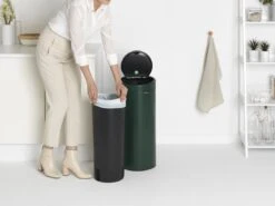 Brabantia Touch Bin Prullenbak - 30 L - Pine Green -Huishoudelijke Schoonmaak 1200x899 58