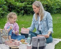 Homra Lunchbox STAQS Pink - Bento Box - 2 Laags Broodtrommel - 3 Compartimenten - Roze - Lunch To Go - Duurzaam Kunststof - BPA Vrij - 3 Vaks Lunchtrommel Voor Volwassenen - Inclusief Bestek - Magnetron, Diepvries, Vaatwasser Bestendig - Vers Houden -Huishoudelijke Schoonmaak 1200x960 3