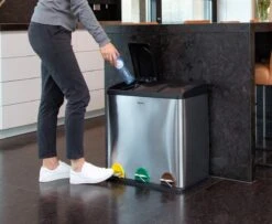 Homra STEPHS Afvalscheiding Prullenbak Met 3 Vakken - 3 X 20L Inhoud - Trio Pedaalemmer - 60 Liter - Vingerafdrukvrij - Vuilafstotend - Anti-slip - Hoogwaardig RVS - Duurzaam ABS Kunststof - RVS - Hygiënisch Recyclen - Afvalscheidingsprullenbak -Huishoudelijke Schoonmaak 1200x985 3