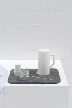 Brabantia SinkSide Afdruipmat Microvezel - 47 X 40 Cm - Dark Grey -Huishoudelijke Schoonmaak 799x1200 1