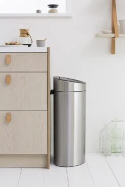 Brabantia Touch Bin Prullenbak - 40 L - Matt Steel Fingerprint Proof 31 Brabantia Touch Bin Prullenbak - 40 L - Matt Steel Fingerprint Proof -Huishoudelijke Schoonmaak 800x1200 42