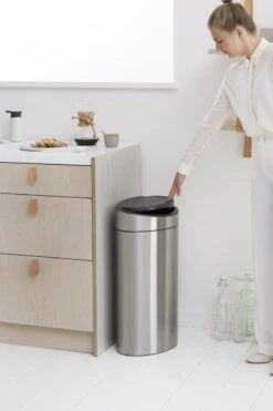 Brabantia Touch Bin Prullenbak - 40 L - Matt Steel Fingerprint Proof 37 Brabantia Touch Bin Prullenbak - 40 L - Matt Steel Fingerprint Proof -Huishoudelijke Schoonmaak 800x1200 43