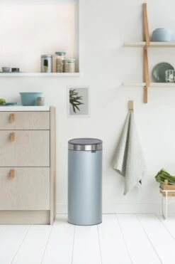 Brabantia Touch Bin Prullenbak - 30 L - Metallic Mint / Matt Steel Fingerprint Proof Deksel 10 Brabantia Touch Bin Prullenbak - 30 L - Metallic Mint / Matt Steel Fingerprint Proof Deksel -Huishoudelijke Schoonmaak 800x1200 82