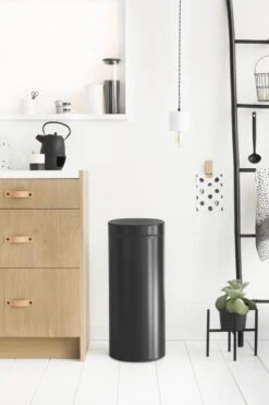 Brabantia Touch Bin Prullenbak - 30 L - Matt Black -Huishoudelijke Schoonmaak 800x1200 84