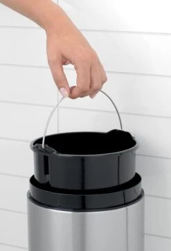 Brabantia Slide Bin Prullenbak - 5 L - Matt Black 15 Brabantia Slide Bin Prullenbak - 5 L - Matt Black -Huishoudelijke Schoonmaak 816x1200 4