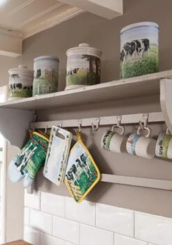 Wiebe Van Der Zee Koekblik 'Nieuwe Buren' 9 Wiebe Van Der Zee Koekblik 'Nieuwe Buren' -Huishoudelijke Schoonmaak 842x1200 2