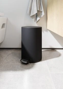 Pedaalemmer Stangvollby Kallax - 5 Liter - RVS - Zwart - Prullenbak - Toilet - Badkamer - Klein - Soft Close Deksel - Chique Design - Kleine Zwarte Pedaal Afvalemmer - Vuilnisbak Badkamer -Huishoudelijke Schoonmaak 849x1200 8
