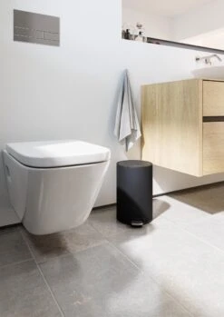 Pedaalemmer Stangvollby Kallax - 5 Liter - RVS - Zwart - Prullenbak - Toilet - Badkamer - Klein - Soft Close Deksel - Chique Design - Kleine Zwarte Pedaal Afvalemmer - Vuilnisbak Badkamer -Huishoudelijke Schoonmaak 849x1200 9