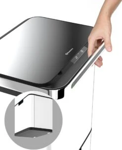 Homra DEXER Afvalscheiding Prullenbak - 4 Vakken - 60 Liter (2×18L + 2×12L) - Recycle Sensor Prullenbak - RVS Afvalemmer - Afvalscheidingsprullenbak - Design Keuken Afvalemmer - Automatische Lucht- En Bacterie Filter - Soft Close Deksel – Kleur Wit -Huishoudelijke Schoonmaak 977x1200 2